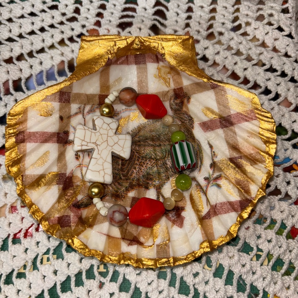 Hand crafted Decoupage Shell. - Picture 3 of 11